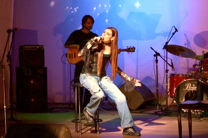 Bia Kaipper cantando no palco